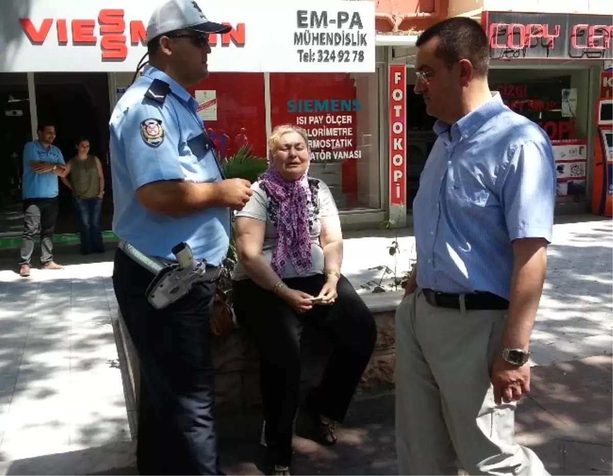 Bayan Sürücü Aracını Bağlamak İsteyen Polise Çarptı