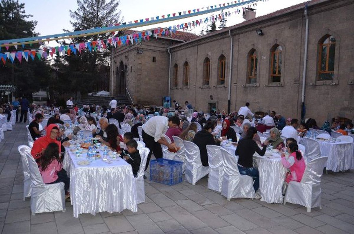 İhtiyaç Sahibi Ailelere İftar Yemeği Verildi