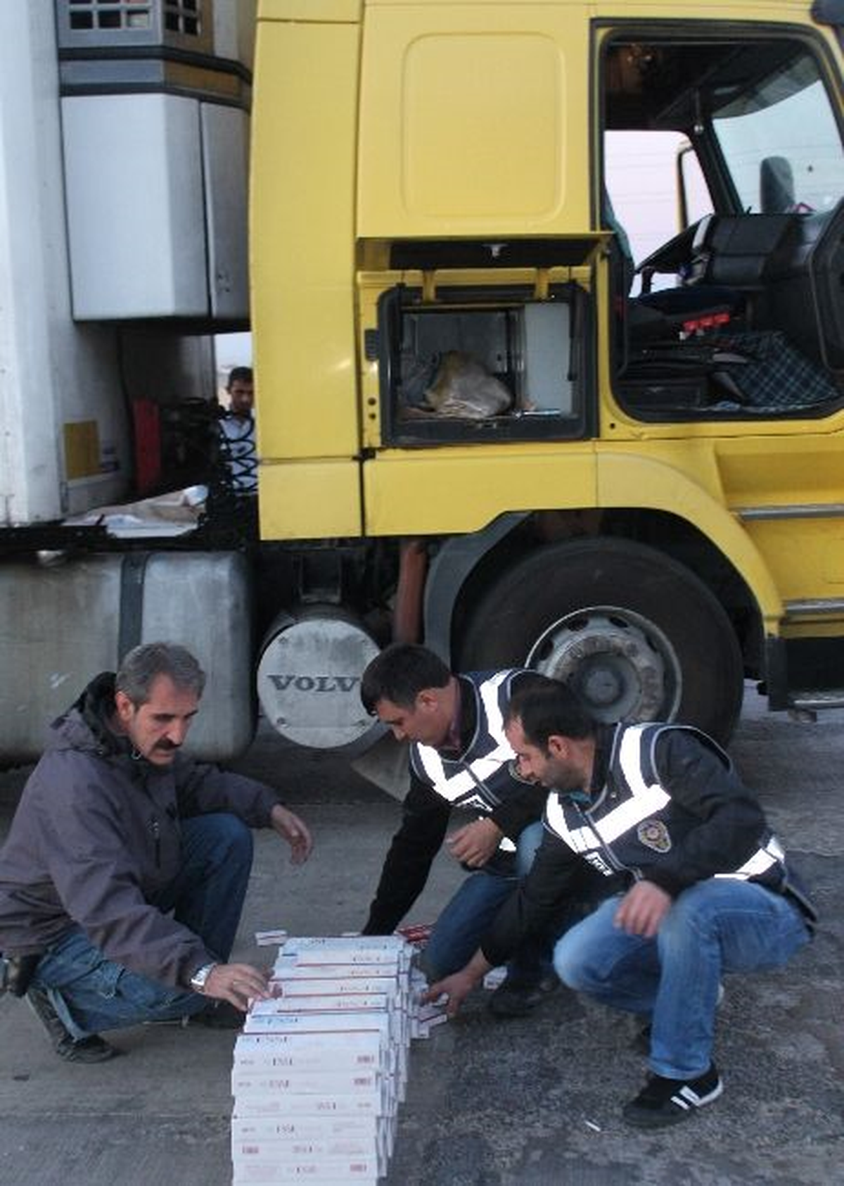 İki Ayrı Bölmeden Kaçak Sigara Çıktı