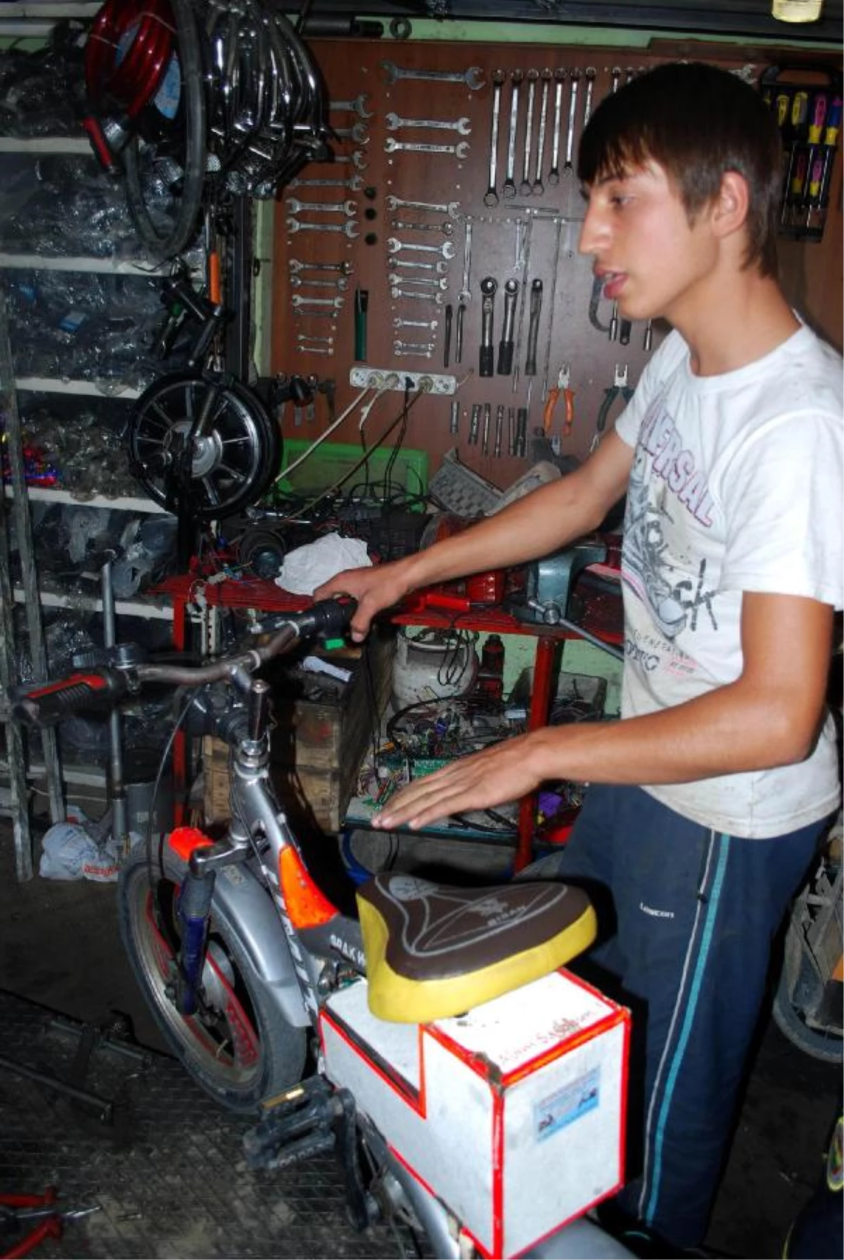 Kardeşi İçin Elektrikli Bisiklet Yaptı