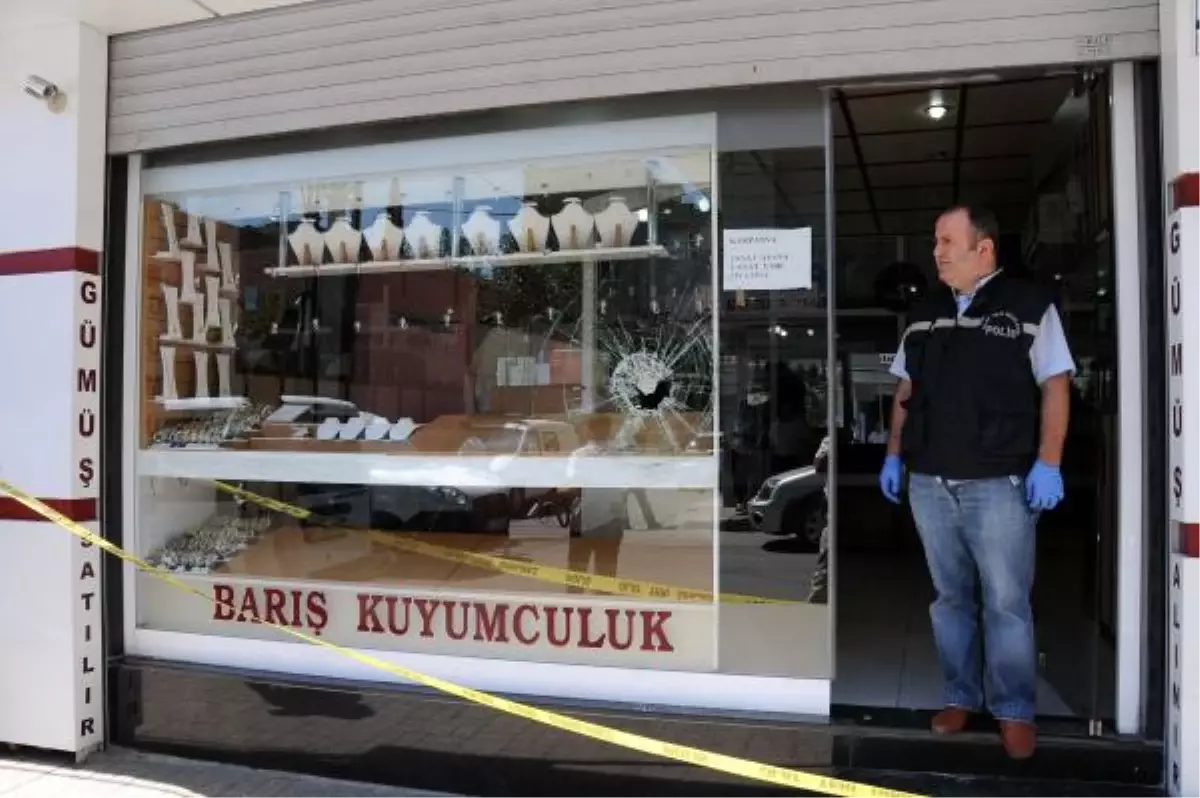 Kuyumcunun Camını Kırıp Vitrindeki Altınları Çaldılar