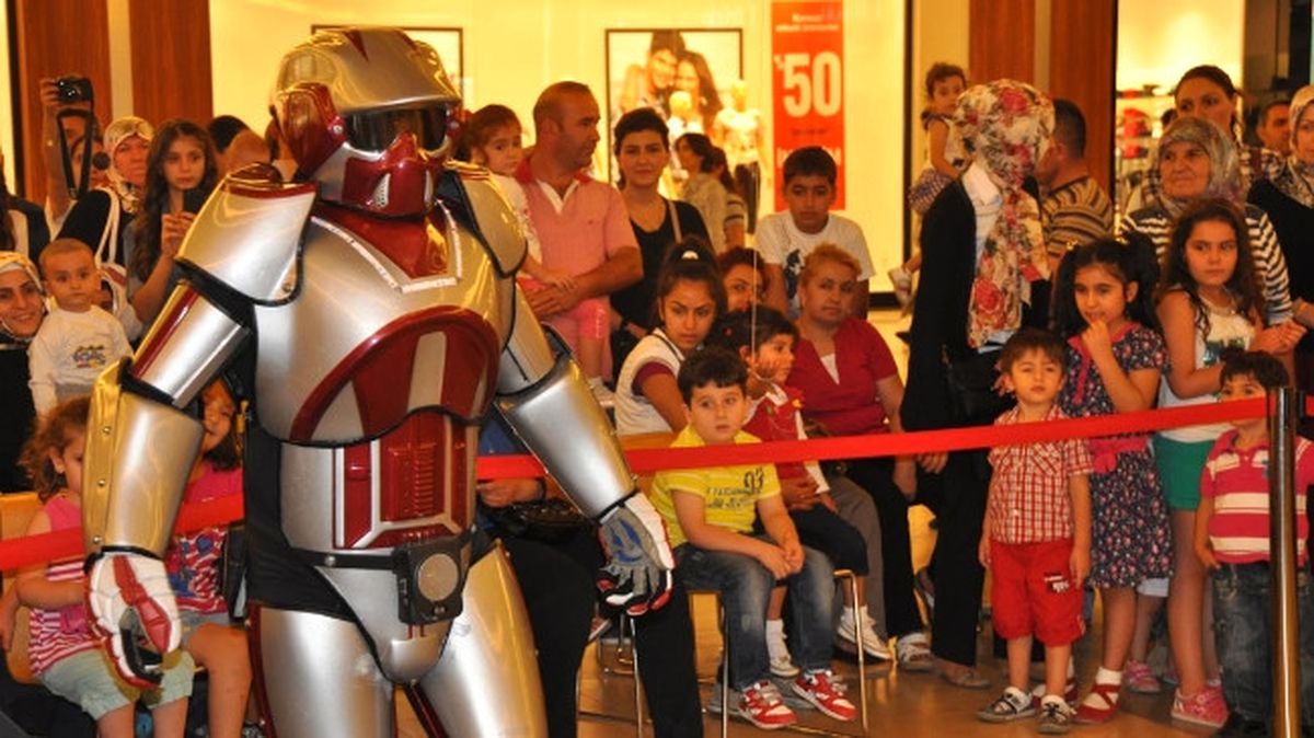 Robot Adam, Çocukları Doyasıya Eğlendirdi
