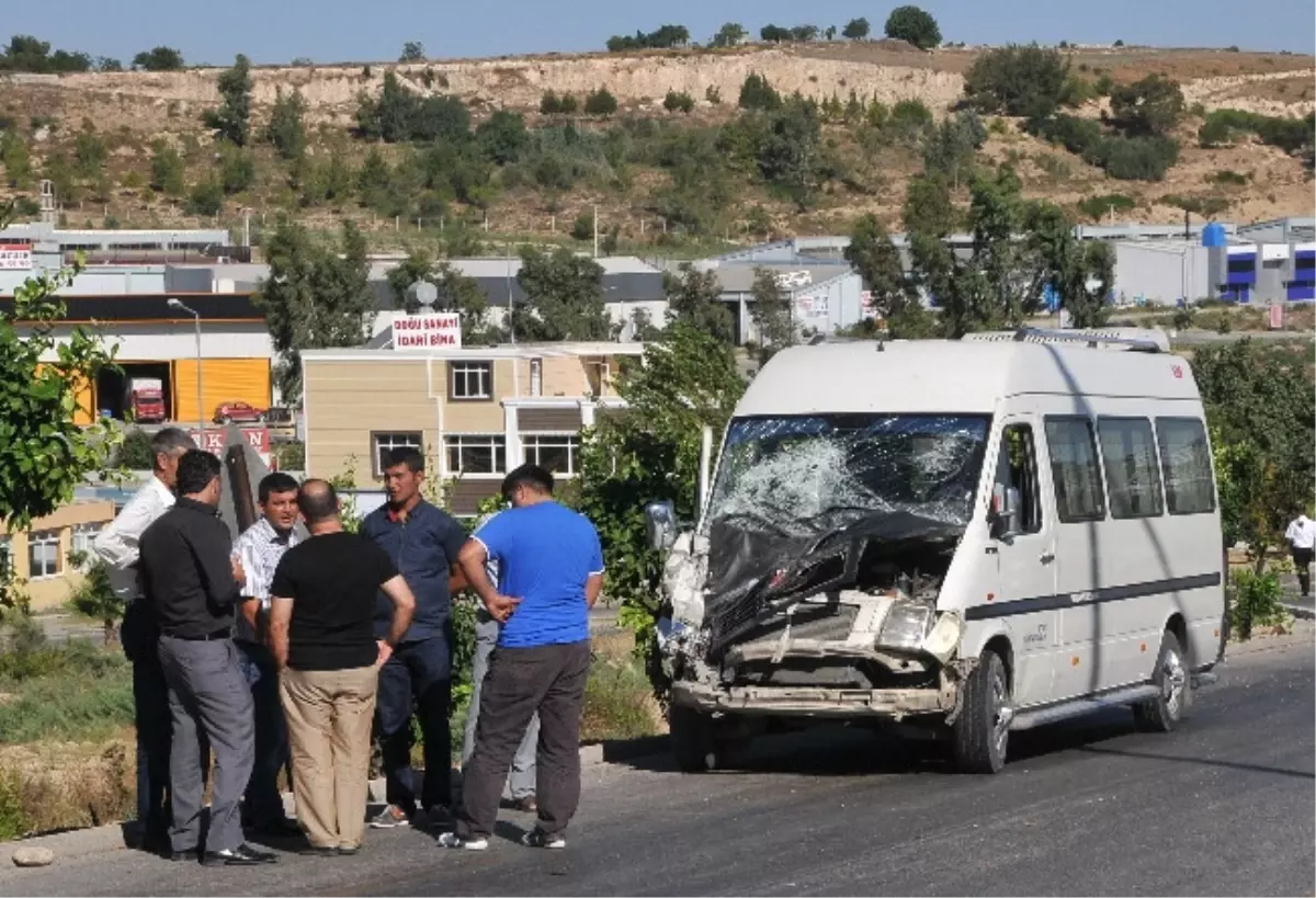 Servis Aracı Tırla Çarpıştı; 11 Yaralı