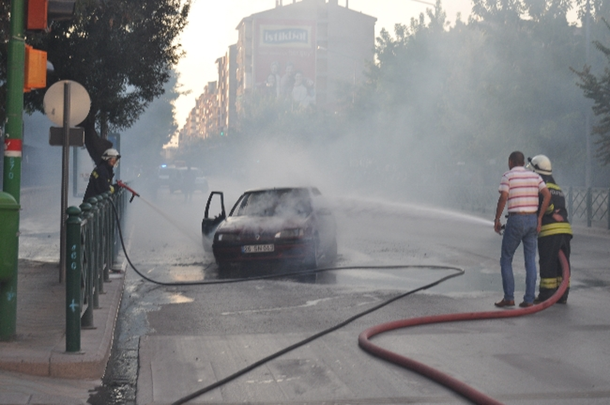 Seyir Halindeki Otomobil Alev Aldı