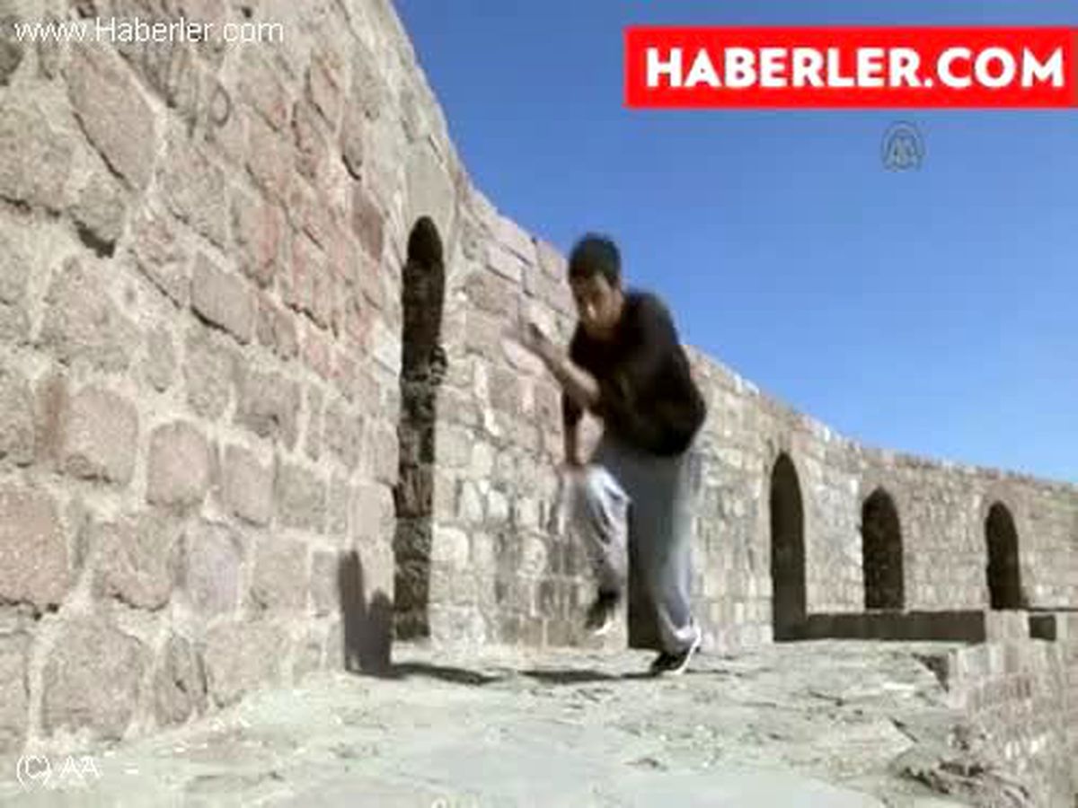 Yer çekimine meydan okuyan gençler