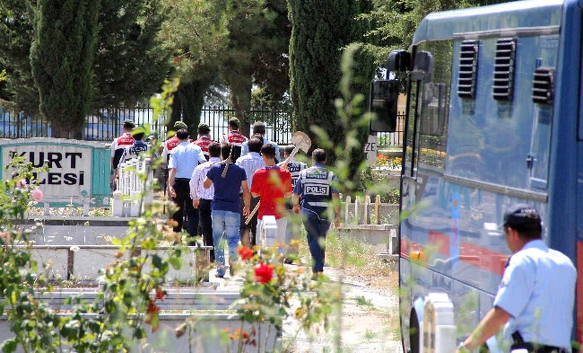 Yolsuzluk Belgeleri Mezarlıktan Çıktı
