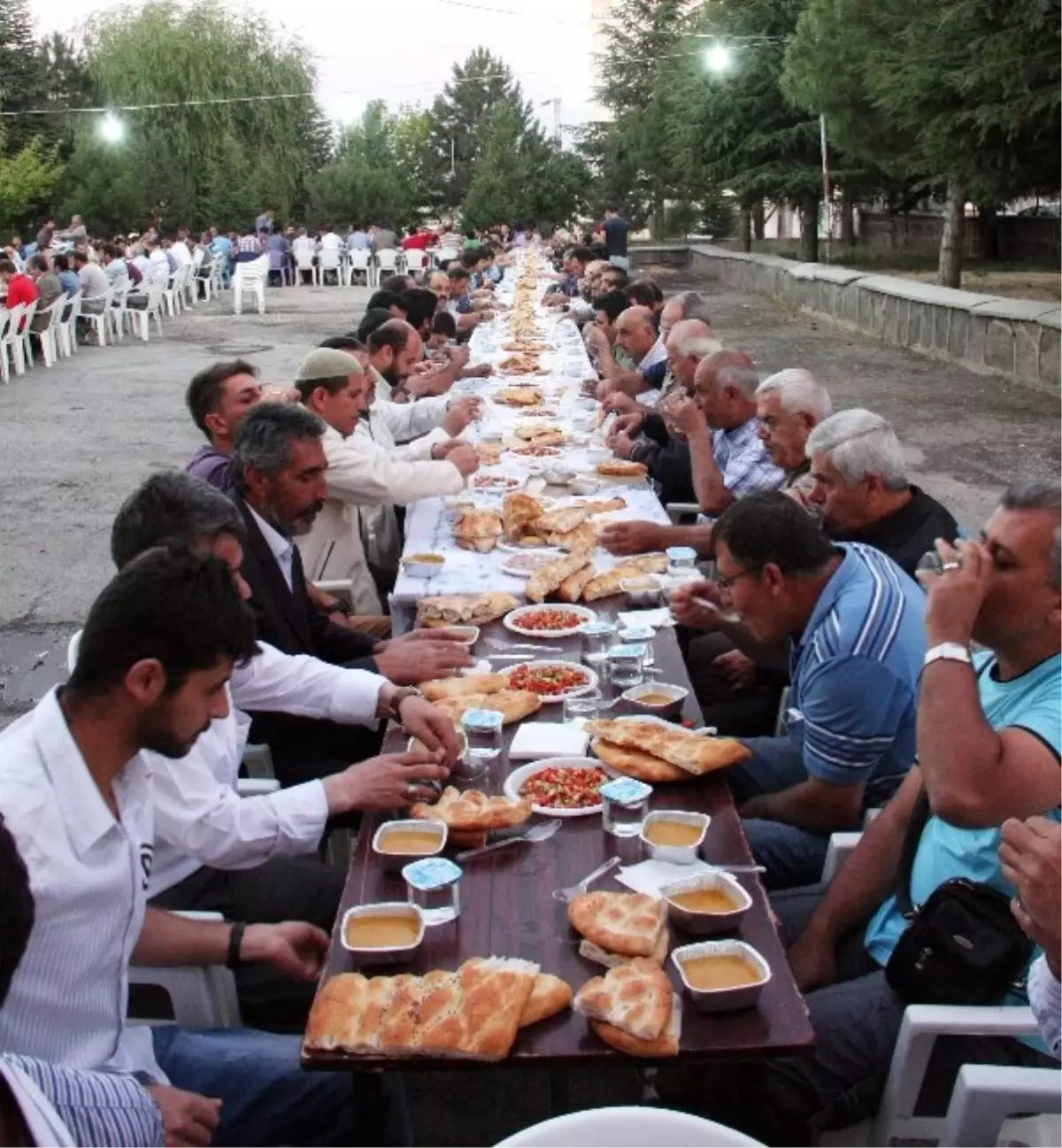 Ahlat Ülkü Ocakları ve MHP İlçe Teşkilatından İftar Yemeği