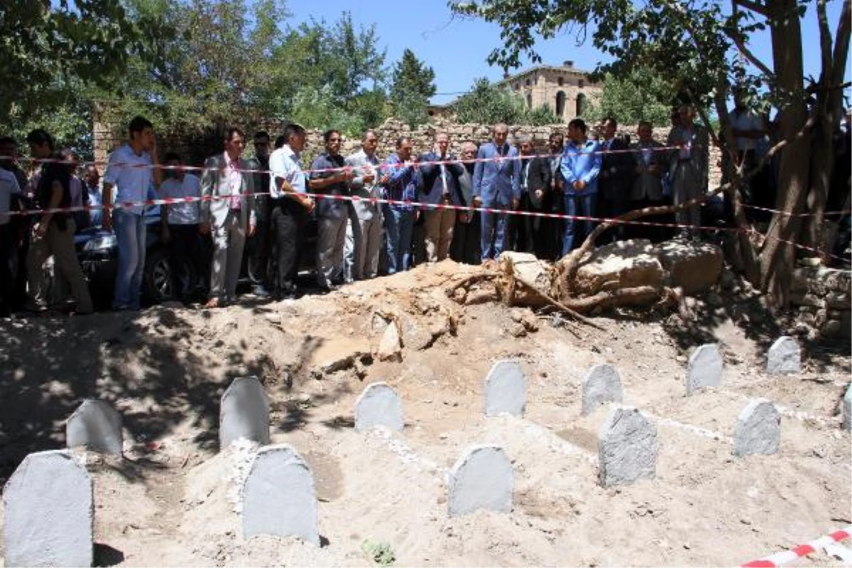 Bakan Eker, Öldürülen 8 Kişinin Taziyesine Katıldı