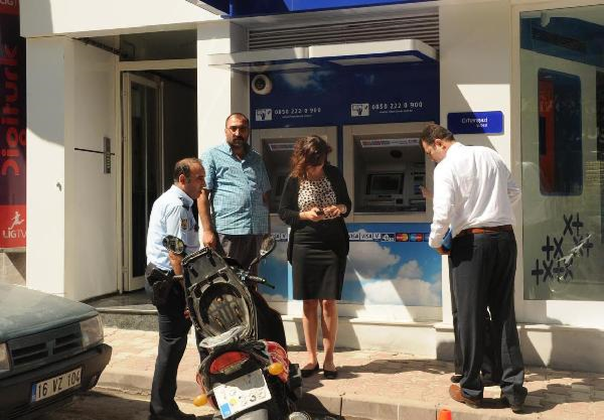 Bankalara Kızdı, Atm\'yi Yakmaya Kalktı