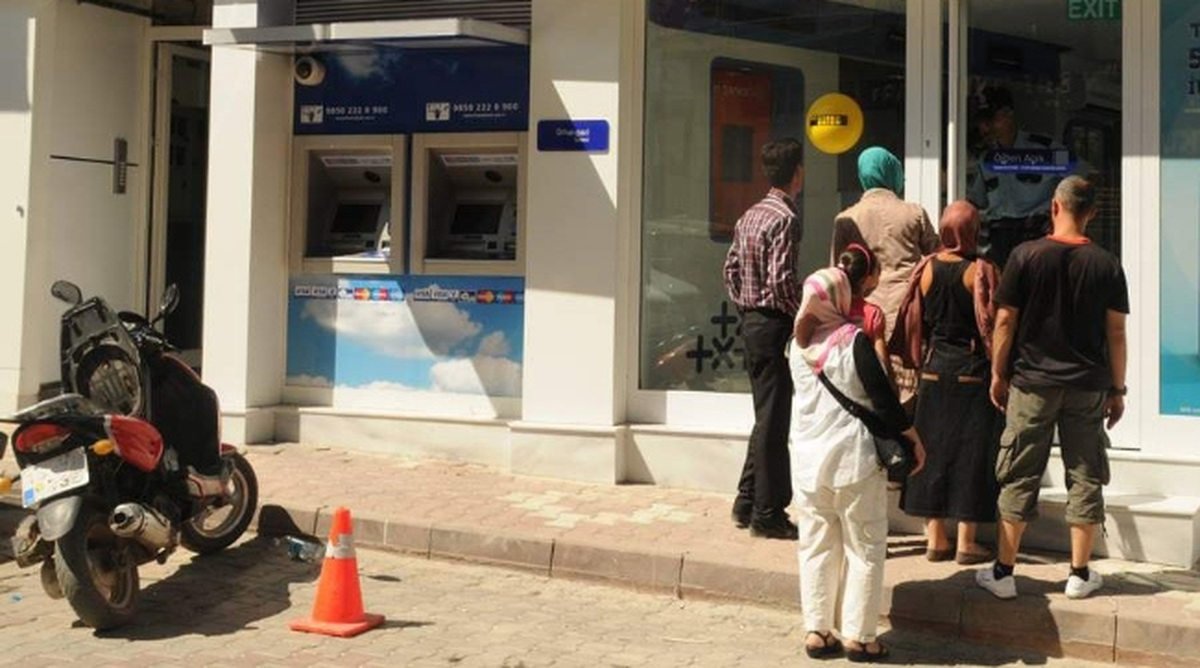 Bankaya Kızanca ATM Cihazını Benzin Dökerek Yakmaya Çalıştı