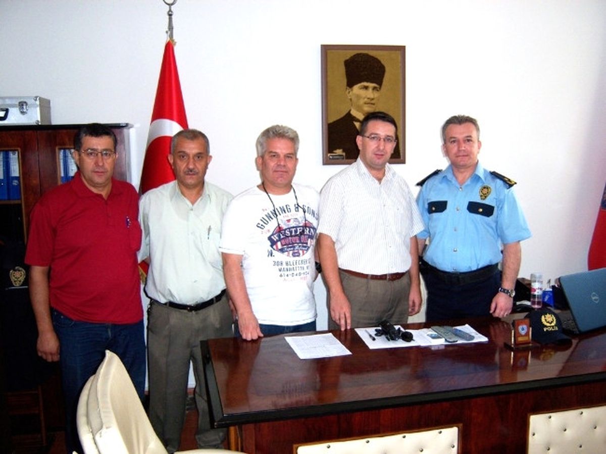 Burhaniye\'de Emniyet Müdürüne Partili Ziyareti .