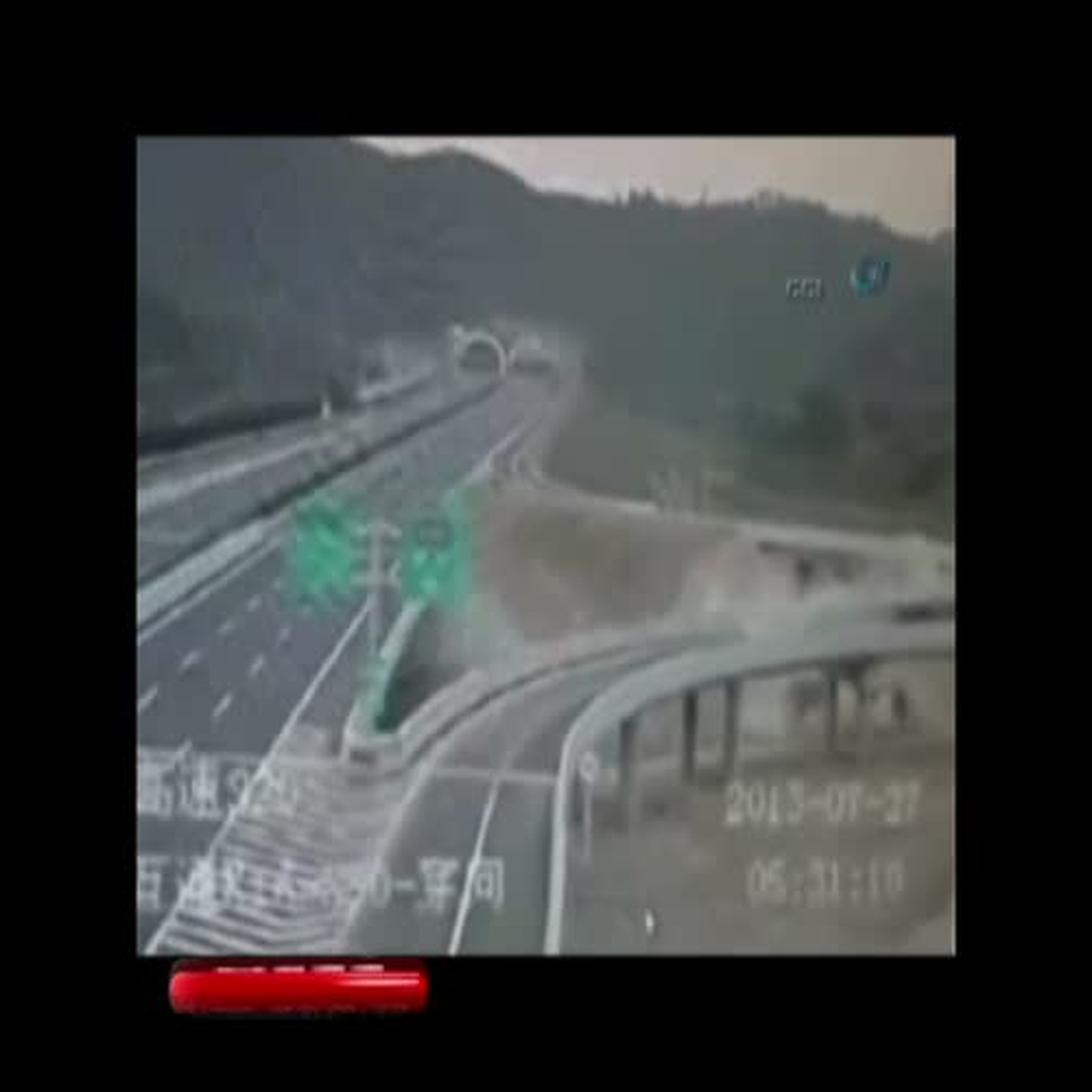 Çin\'de Kamyon Virajı Alamayınca Kasası Köprüden Uçtu