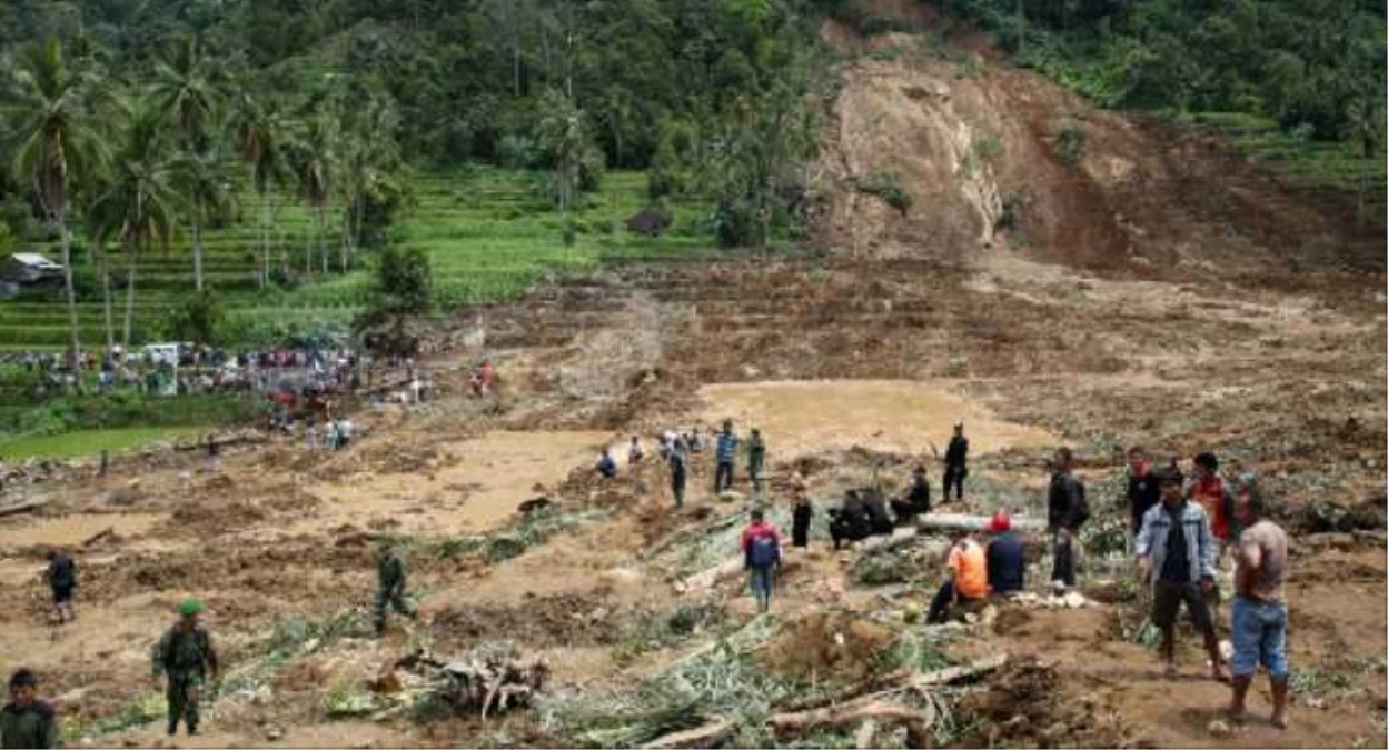 Endonezya\'da Sel ve Toprak Kaymaları: 10 Ölü