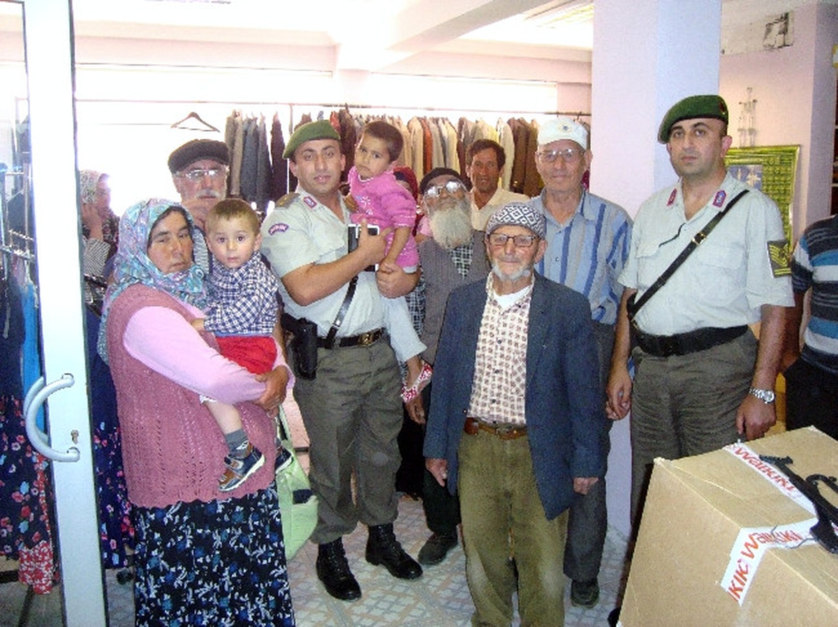 Jandarma Muhtaç Vatandaşlara Giyim Yardımında Bulundu