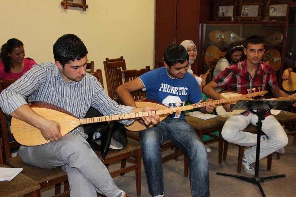 Gençler İçin Düzenlenen Bağlama Kursuna İlgi Büyük