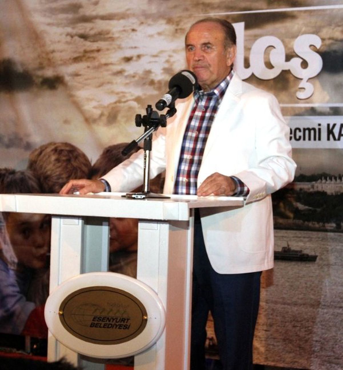Kadir Topbaş Esenyurt\'ta Yemek Dağıttı