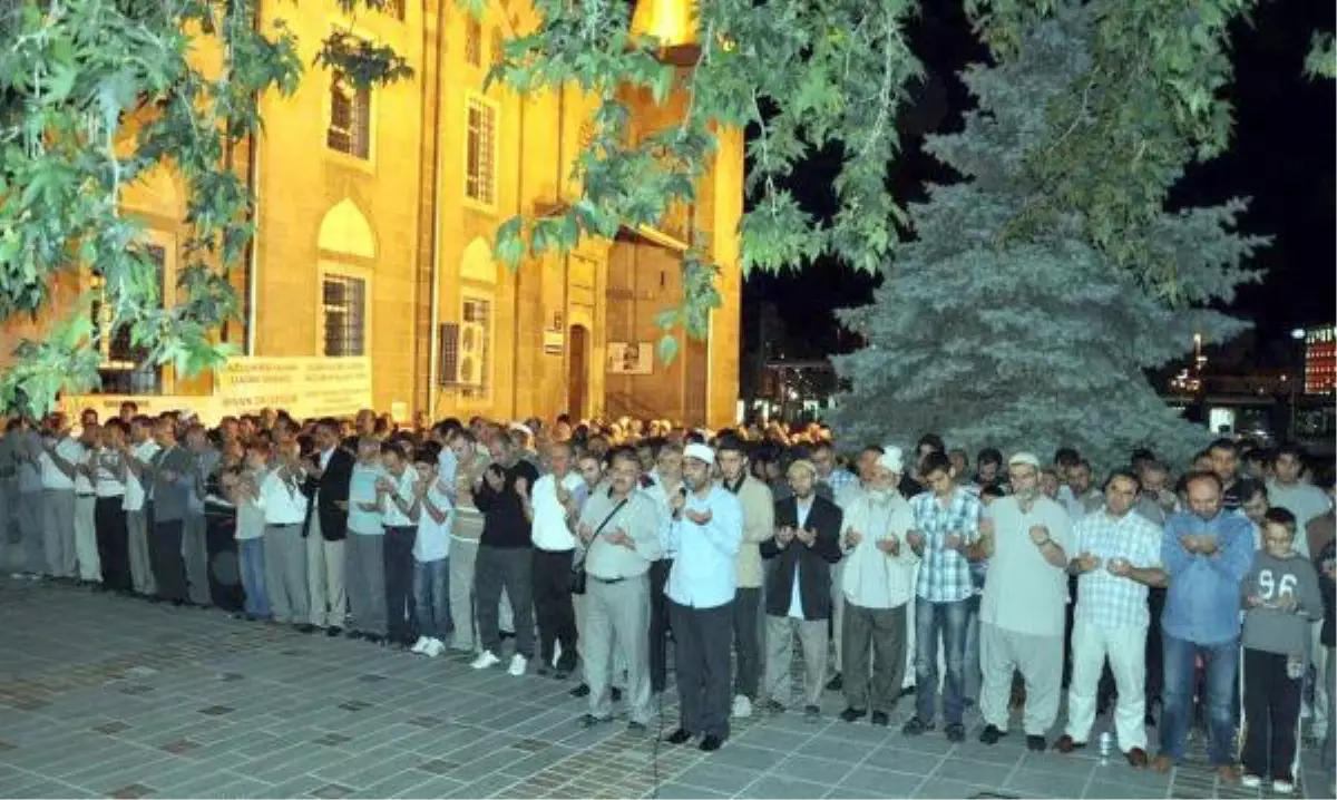 Kayseri\'de Teravih Namazı Sonrası Gıyabi Cenaze Namazı