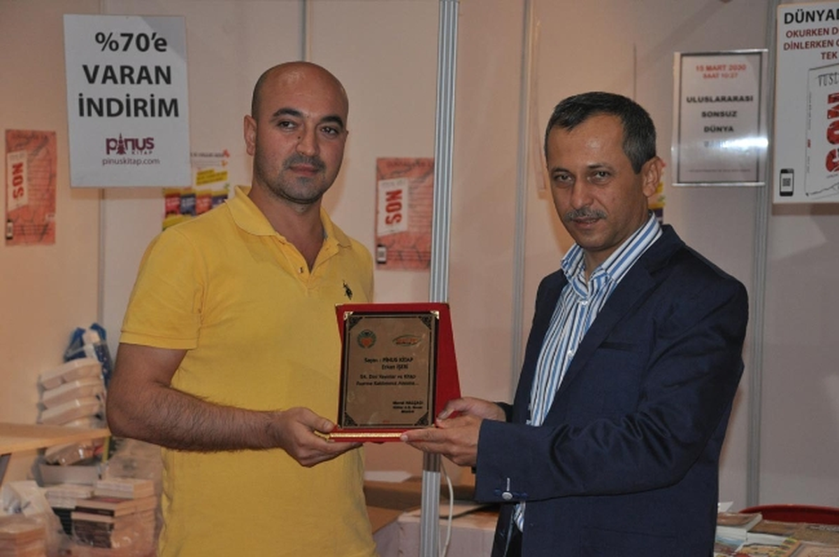 Kitap Firmaları Temsilcilerine Plaket Verildi