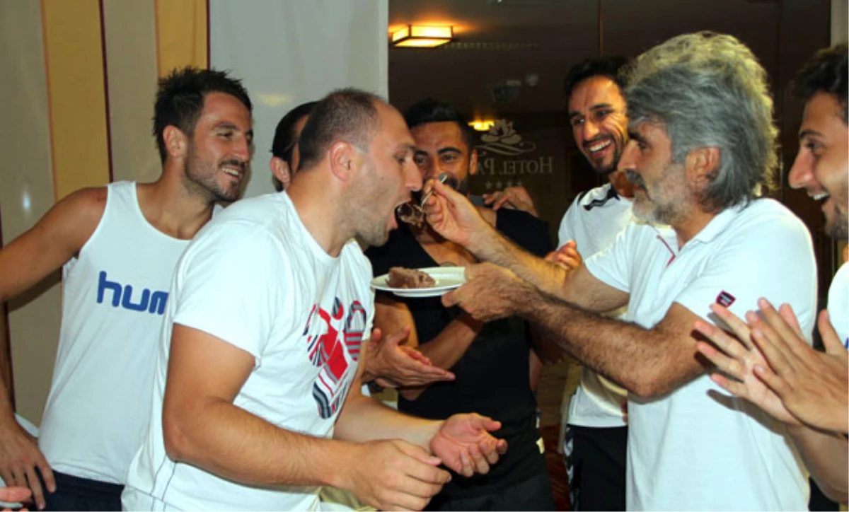 Konyaspor Antrenörü İbrahim Özdoğan\'a Doğum Günü Sürprizi
