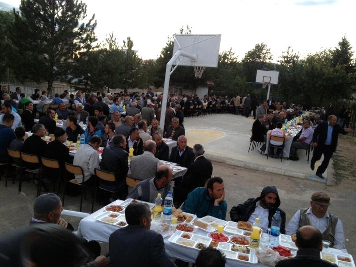 AK Parti\'li Üstün, İftar Programları Düzenliyor
