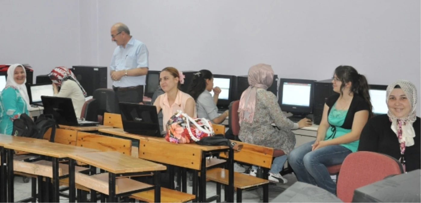 Okullar Hayat Olsun Projesi Kapsamında Düzenlenen Bilgisayar Kursuna Kadınlar Büyük İlgi Gösteriyor