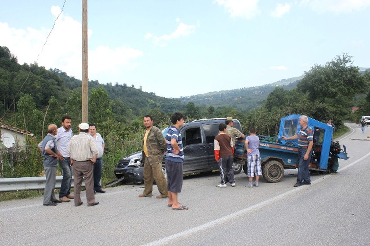 Patpat Kamyonete Çarptı: 1 Yaralı