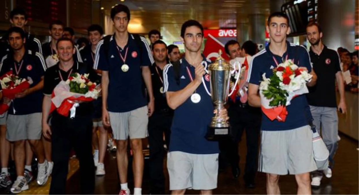 Şampiyonlar İstanbul\'a Döndü