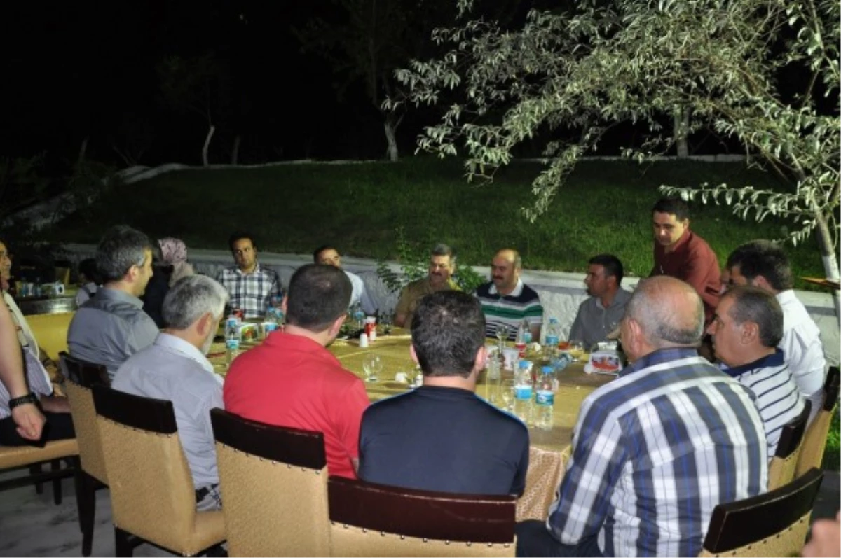 Siirt Valisi Ahmet Aydın, Komşularını İftarda Ağırladı