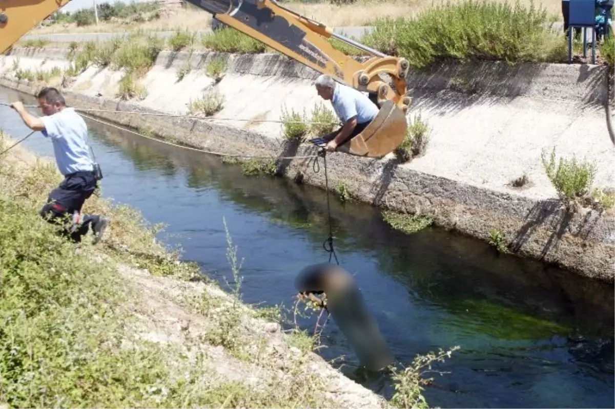 Sulama Kanalındaki Erkek Cesedi Kepçenin Ucuna Bağlanarak Çıkarıldı