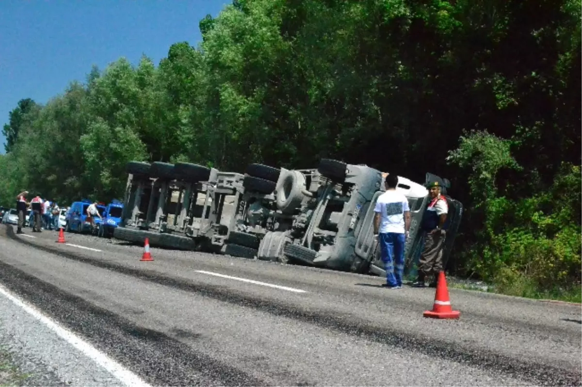 Tır Devrildi: 1 Ölü