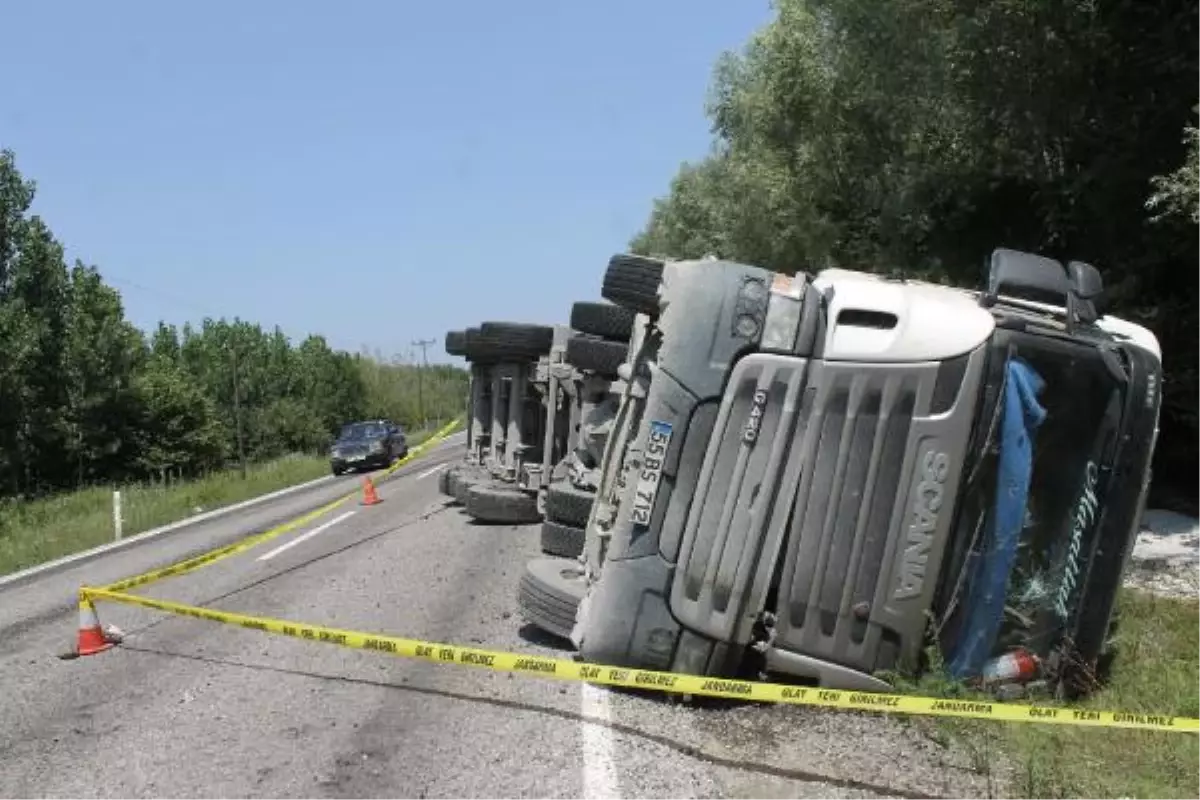 Samsun\'da TIR Devrildi: 1 Ölü