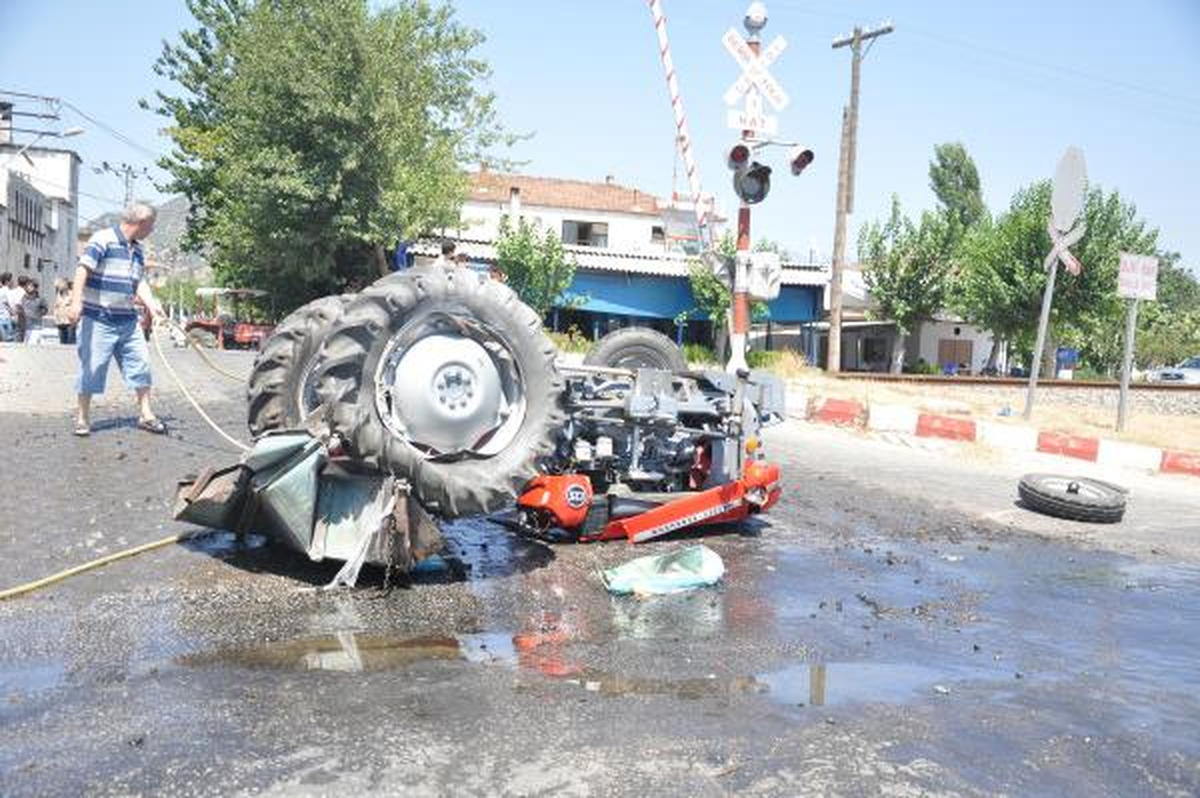 Tır, Traktöre Çarptı: Üç Yaralı