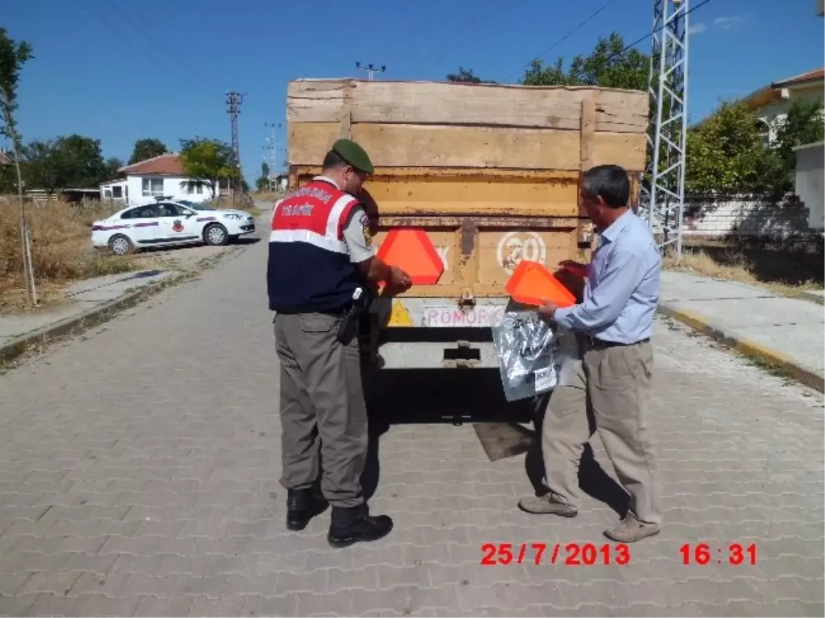 Yozgat Jandarma Trafik Ekipleri Traktör Sürücülerine Reflektör Dağıttı