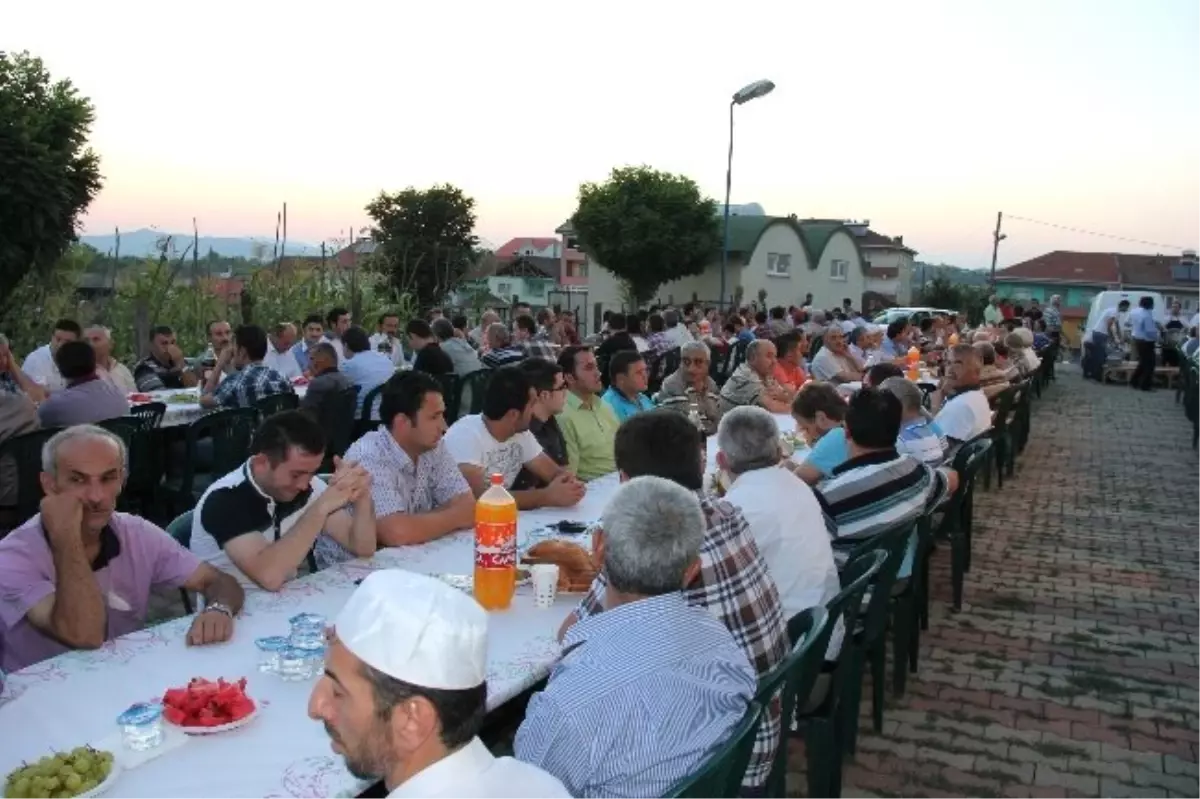 AK Parti Nebioğlu Beldesinde İftar Yemeği Düzenledi