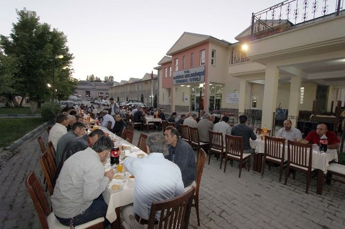 Aziziye\'de Belediye Personeline İftar Yemeği