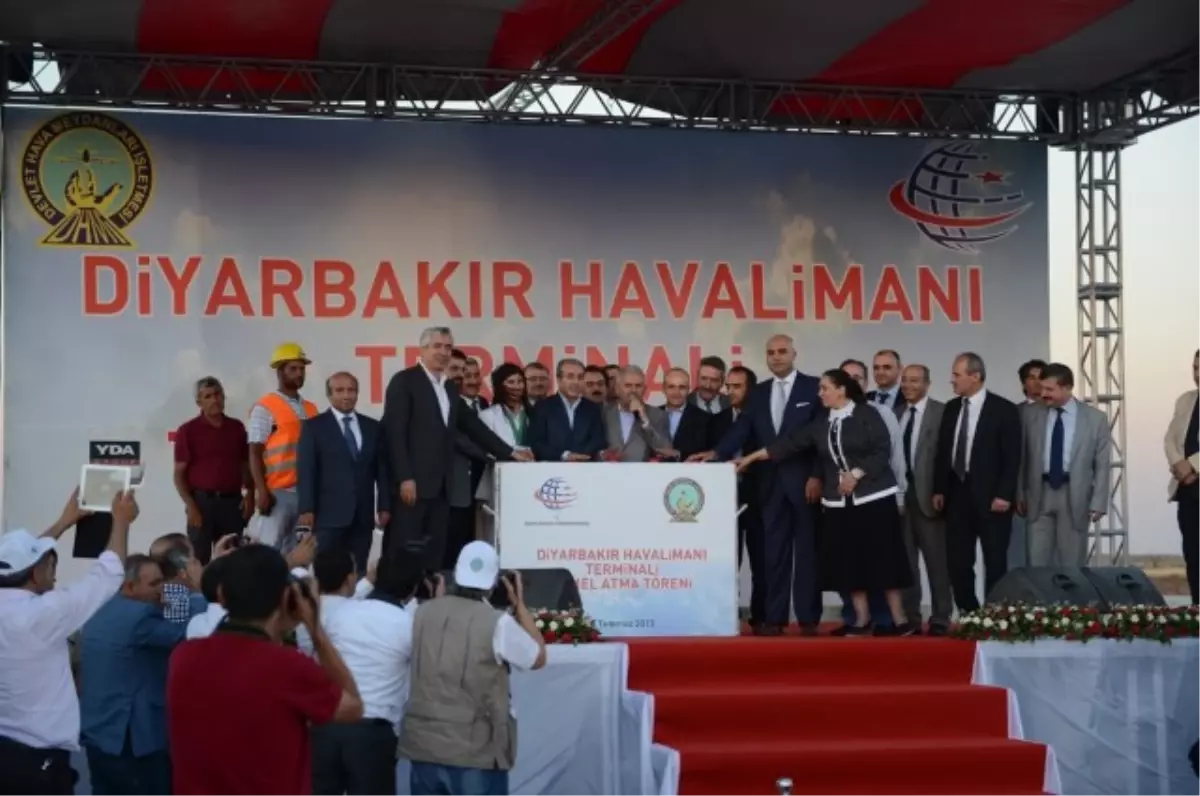 Bakan Eker, Diyarbakır Havalimanı Yeni Terminal Binasının Temel Atma Törenine Katıldı