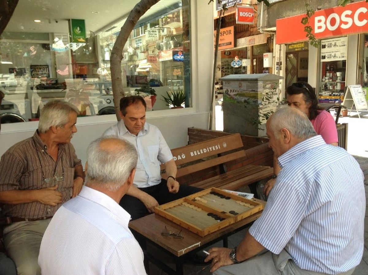 Başkan Dalgıç Esnafla Tavla Oynadı