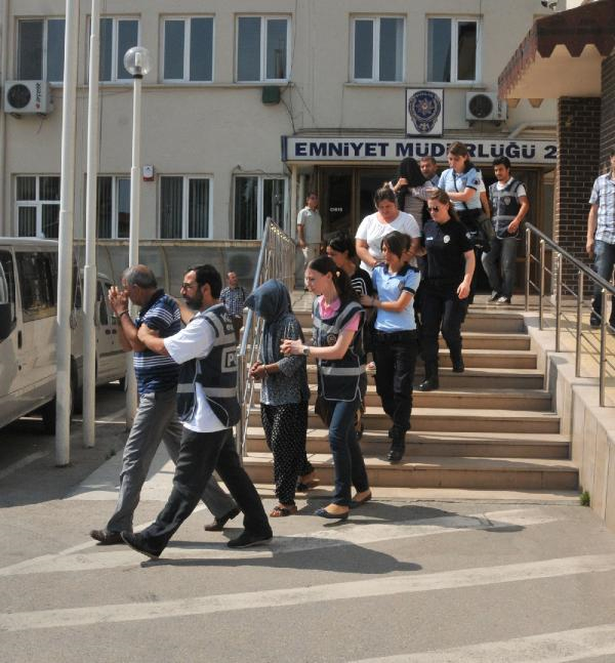 Bursa\'da Torbacılara Şafak Operasyonu: 28 Gözaltı