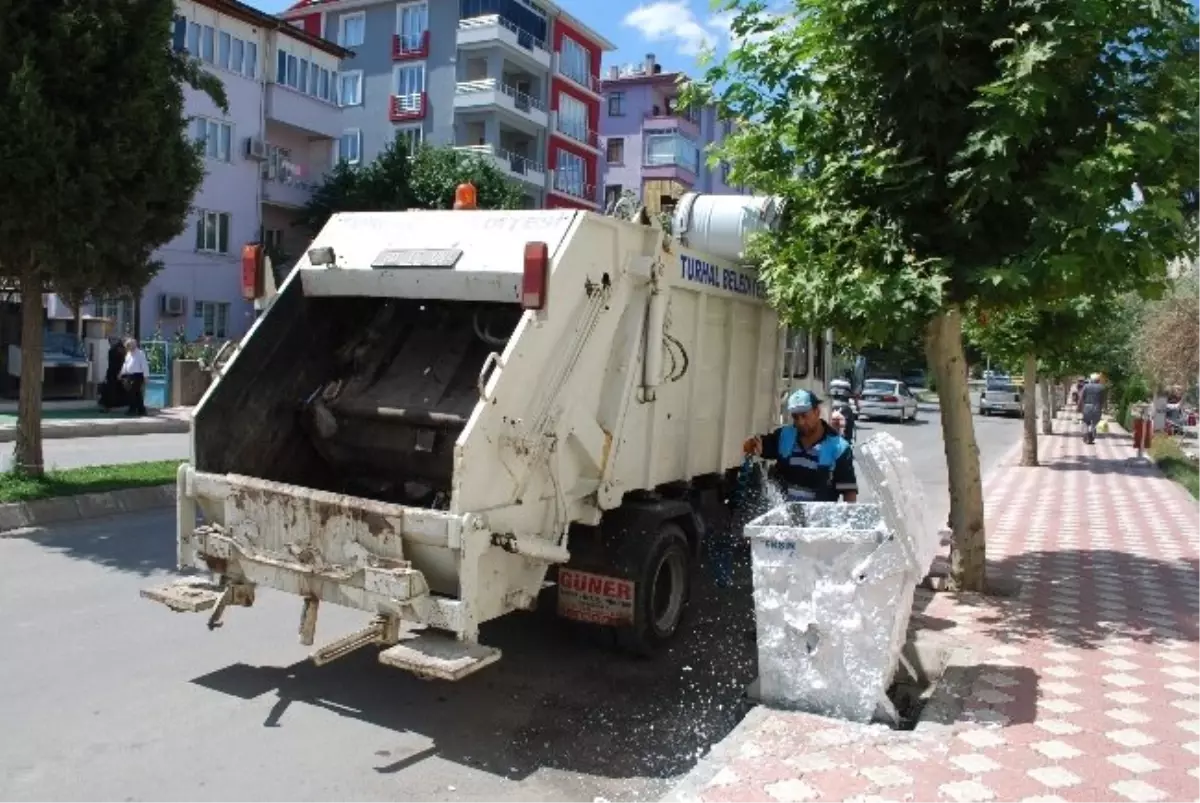 Çöp Konteynırları Dezenfekte Ediliyor