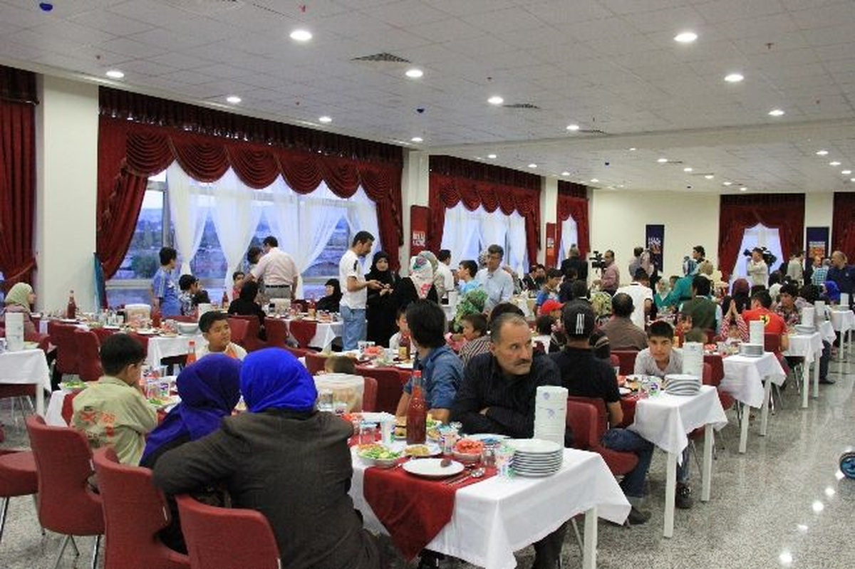 Diyanet\'ten Afganlı ve Suriyelilere İftar