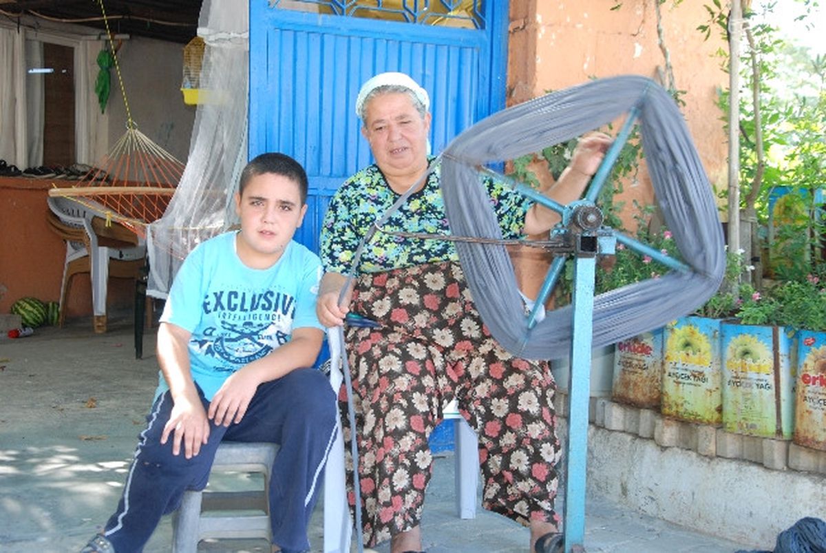 Ekmeğini İplikten Çıkartıyor