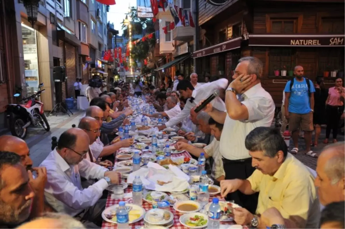 Kadıköy Tarihi Çarşı\'da Sokak İftarı