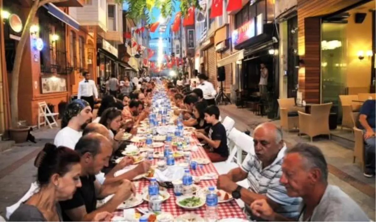 Kadıköy Tarihi Çarşıda Sokak İftarı