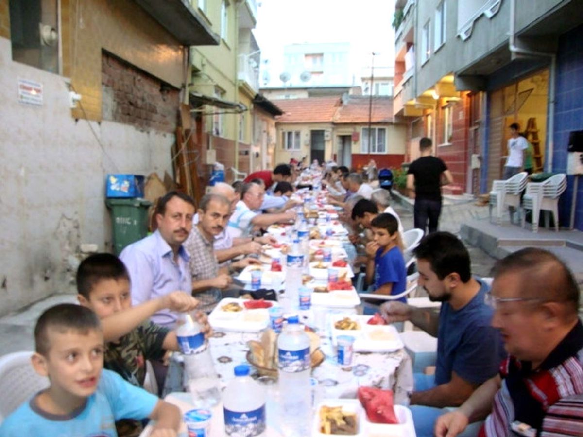 Mahalle Sakinleri Birlikte Oruç Açtı