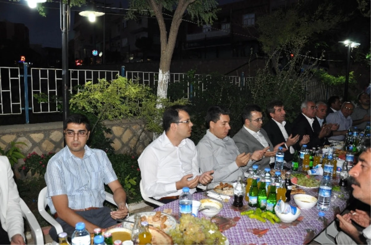Mardin Valisi Cengiz Derik\'te İftar Programına Katıldı