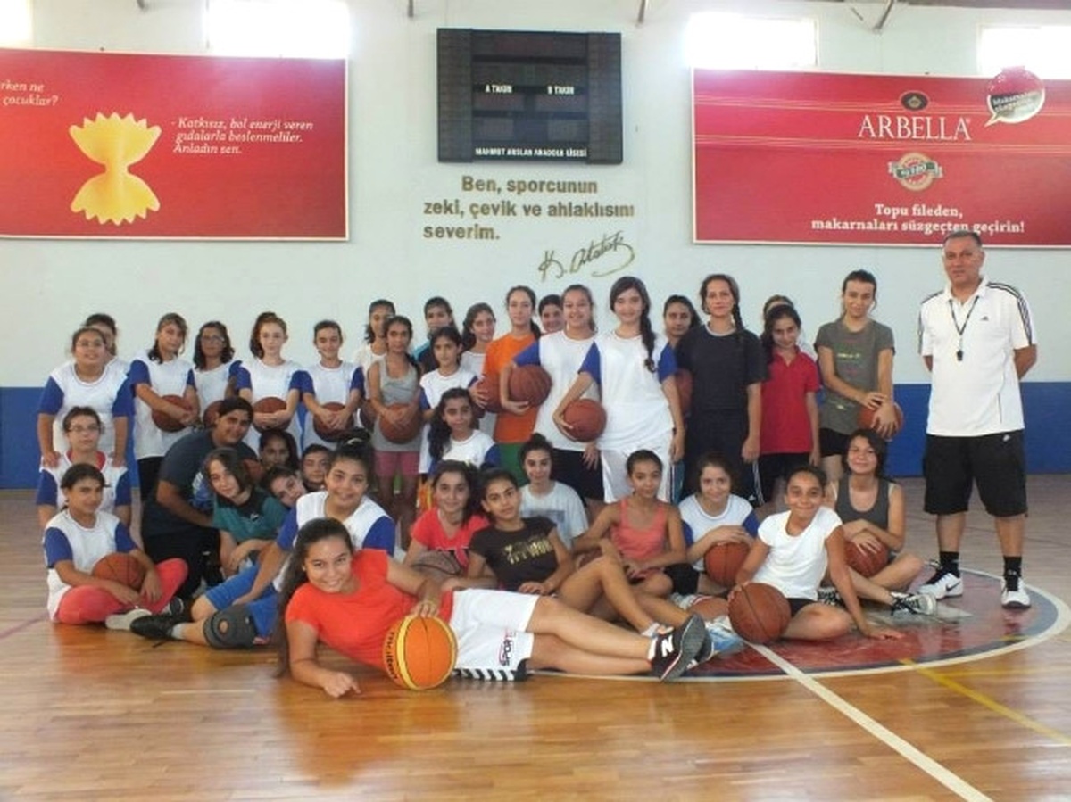 Mersin\'de 2 Bin 250 Genç Yaz Spor Okullarında Spor Yapıyor