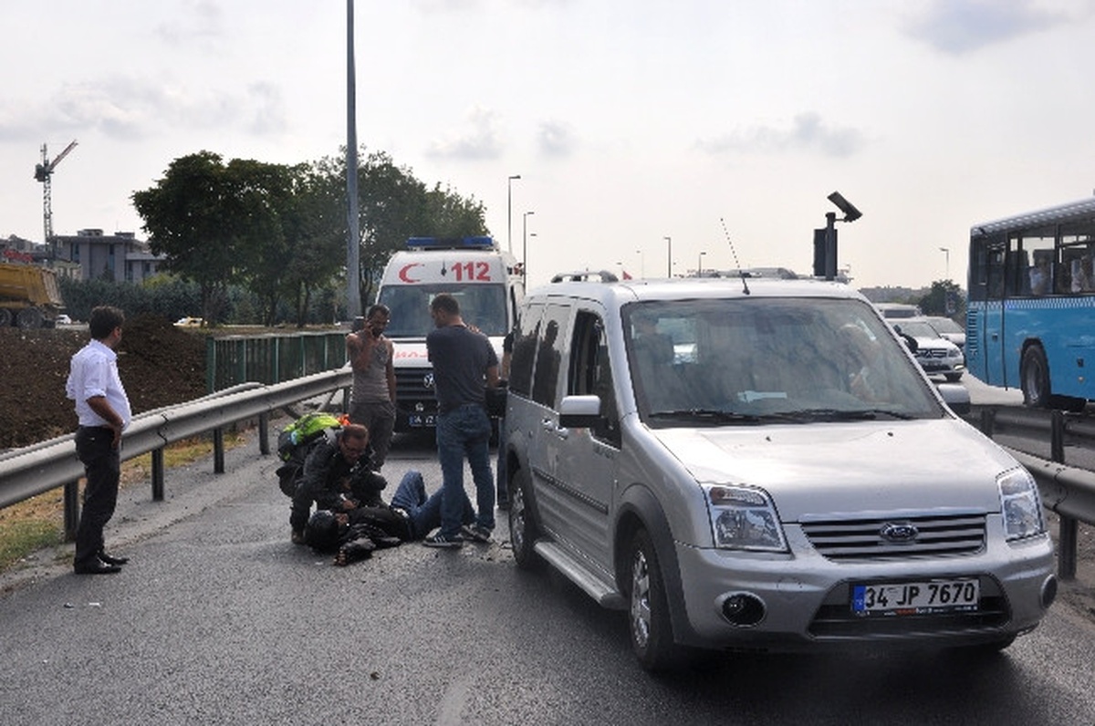 Motosikletli Kurye Otomobile Arkadan Çarptı