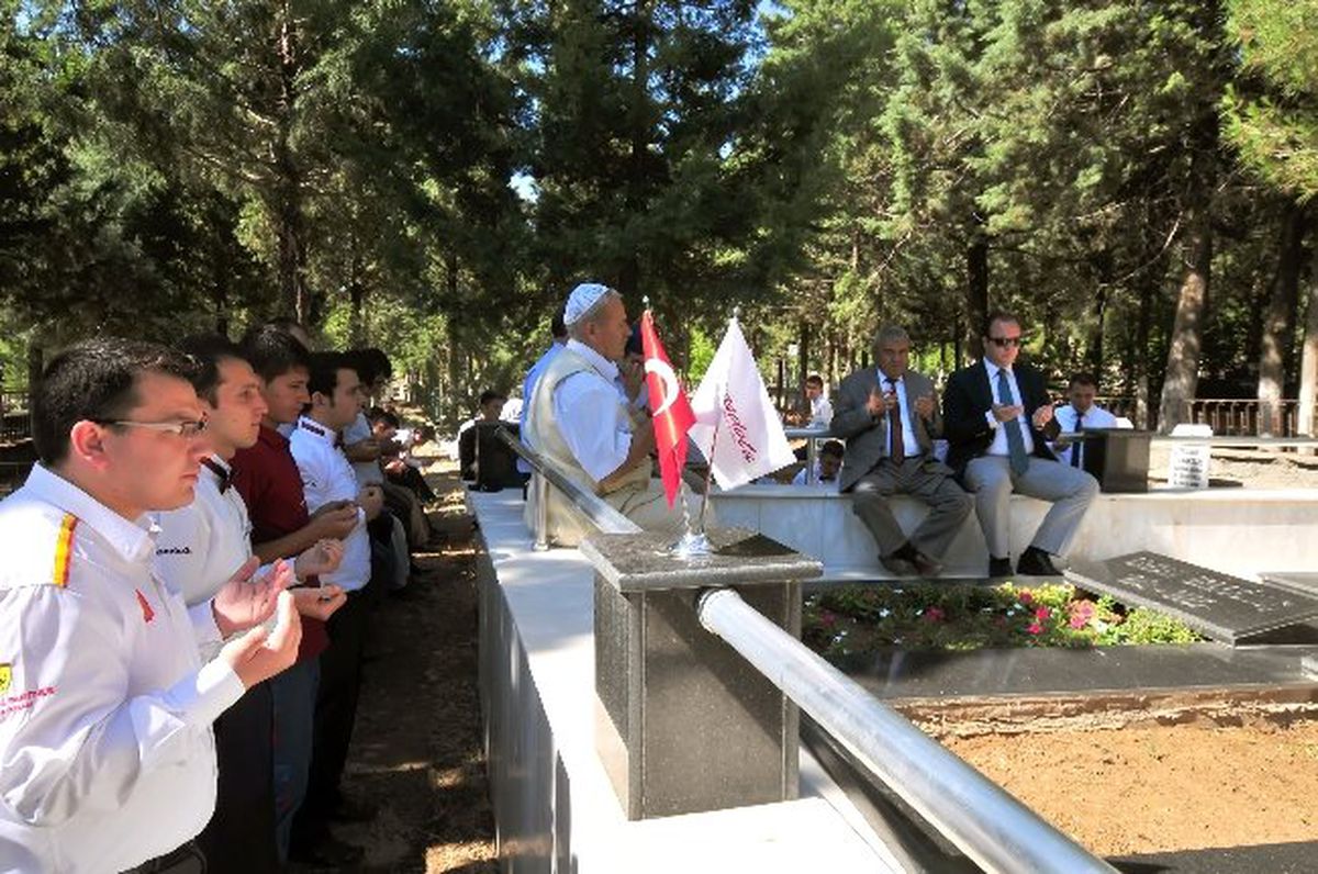 Orhan Erdoğmuş Ölüm Yıldönümünde Mezarı Başında Anıldı