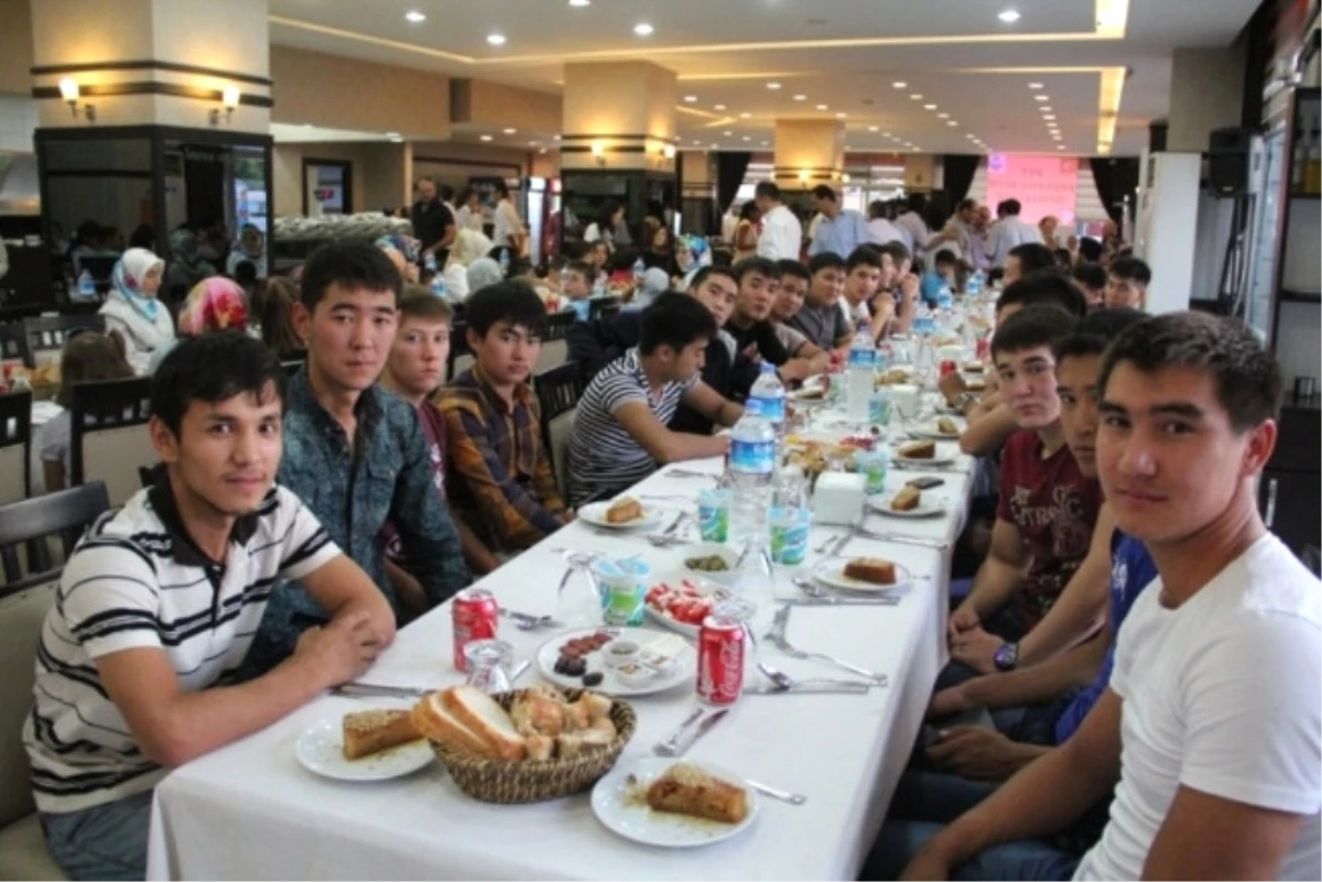 Sakarya Müftülüğünün Son İftarını Kazak Öğrenciler Şenlendirdi