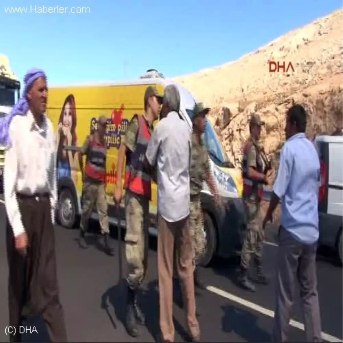 Şanlıurfa\'da Tır Yandı, Sürücü Yakınları İtfaiyeye Saldırdı